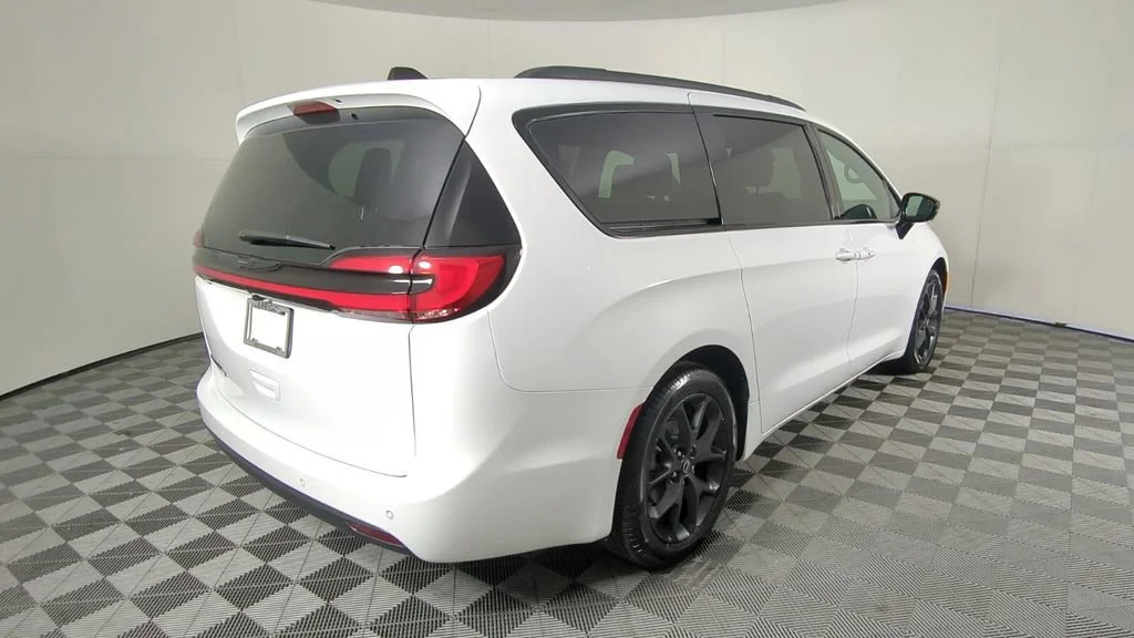New 2026 Bright White Clear-Coat Exterior Paint Chrysler Select image 5