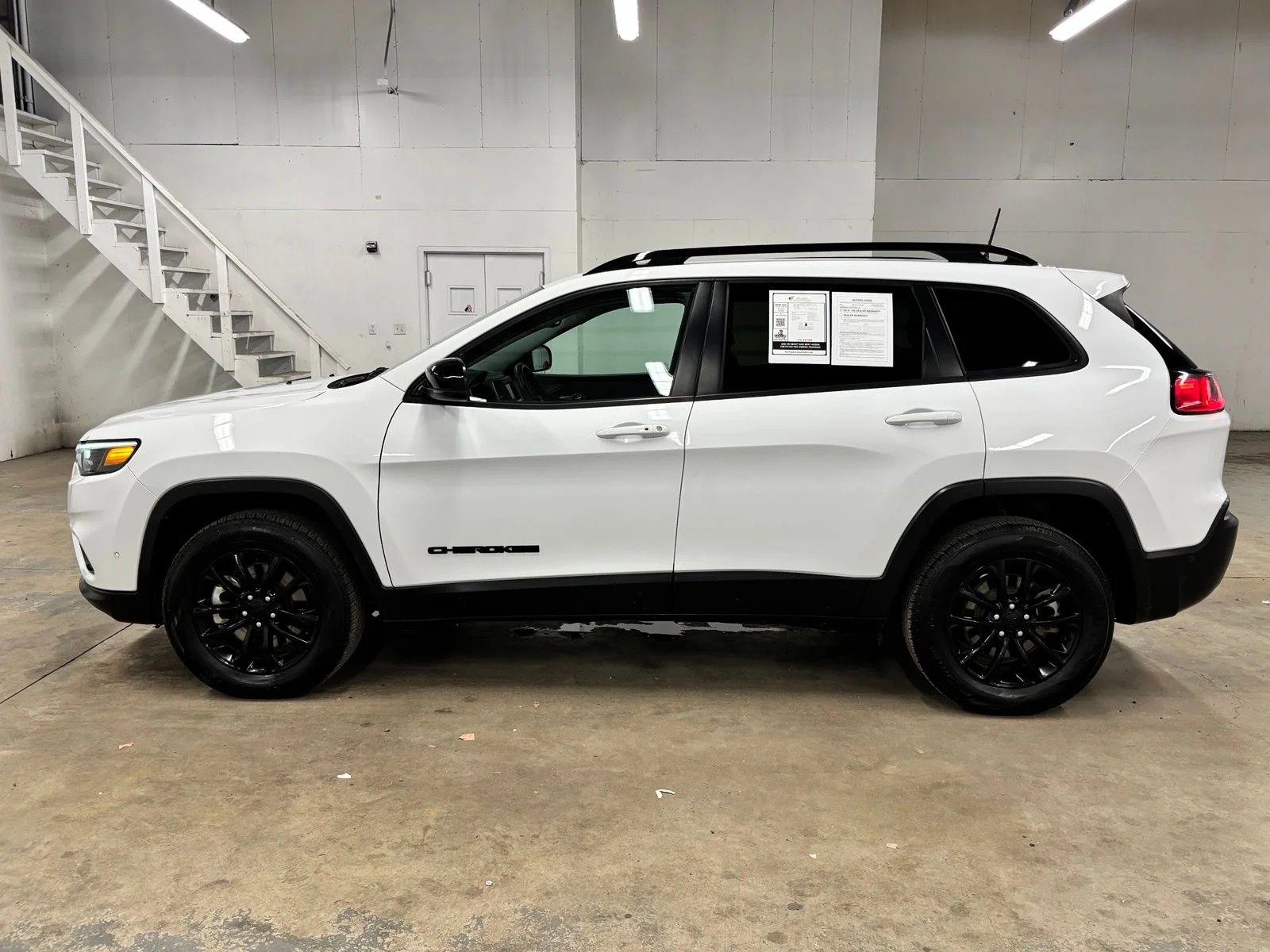 Used 2023 White Jeep Altitude image 4