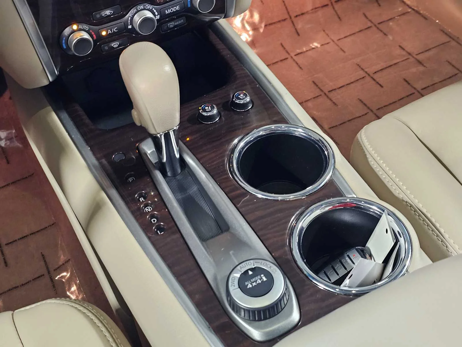 Used 2014 Dark Slate Nissan Platinum image 15