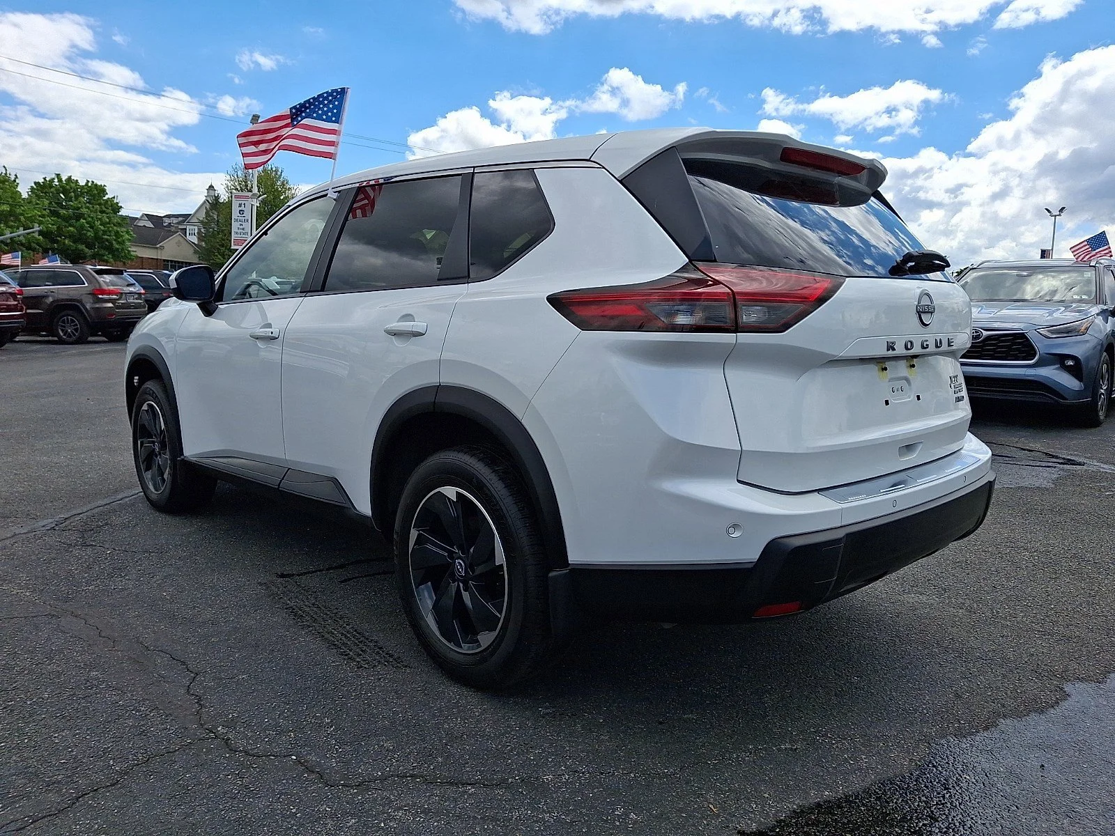 Used 2025 Everest White Pearl Nissan SV image 4