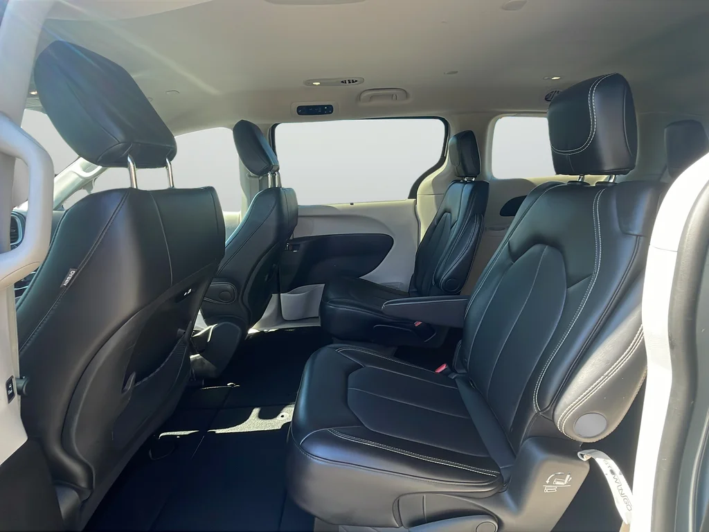 Used 2024 Silver Chrysler Touring L image 27