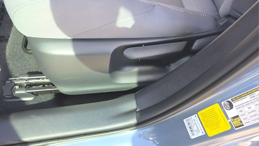 2025 Toyota Corolla SE - Photo 16