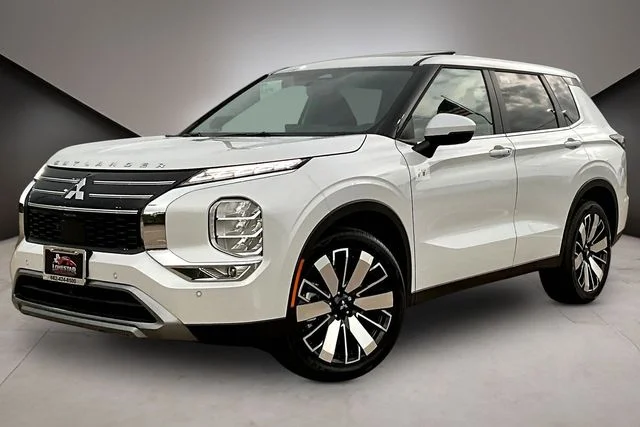 2026 Mitsubishi Outlander SE FWD's photo