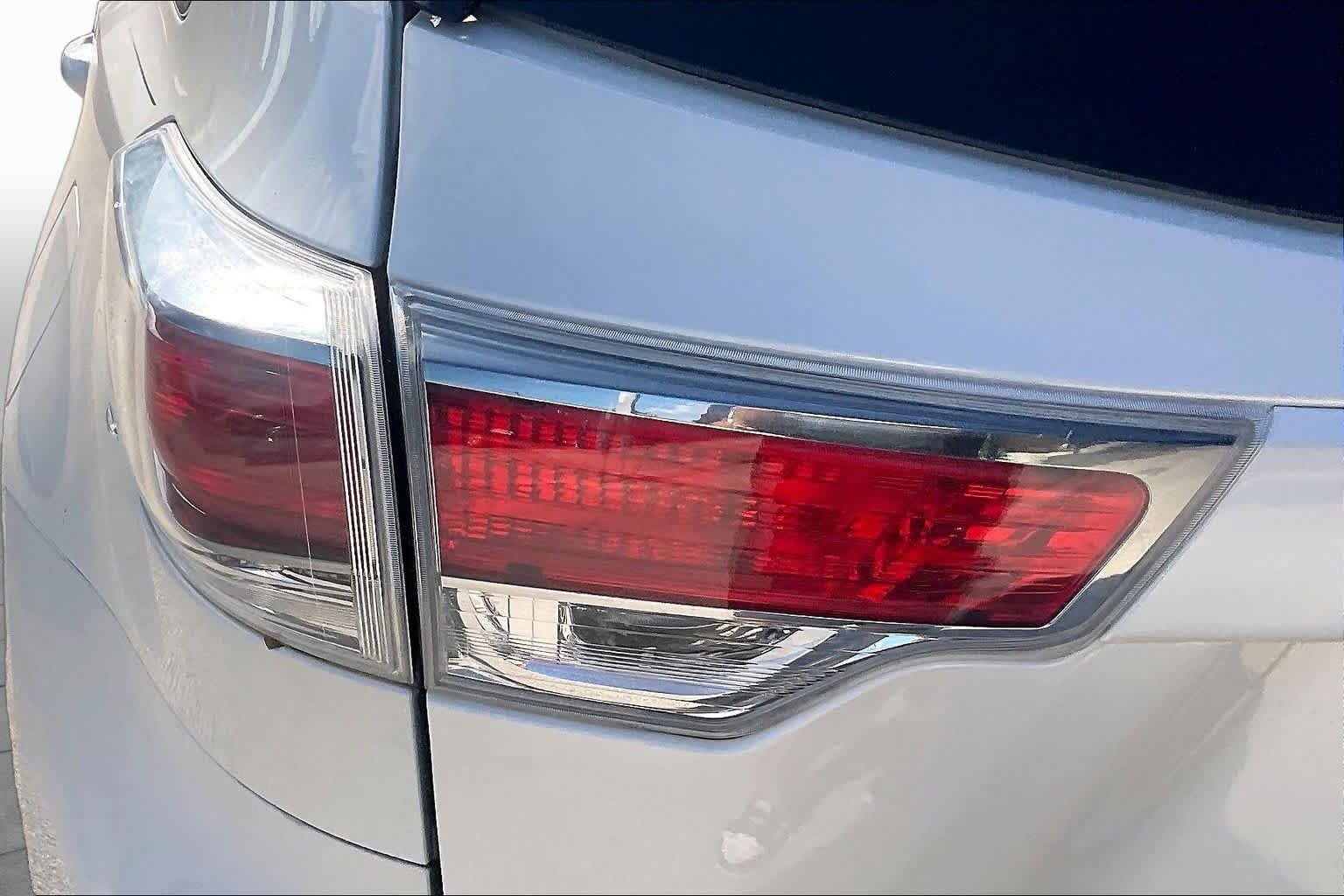 Used 2016 Blizzard Pearl Toyota XLE image 29
