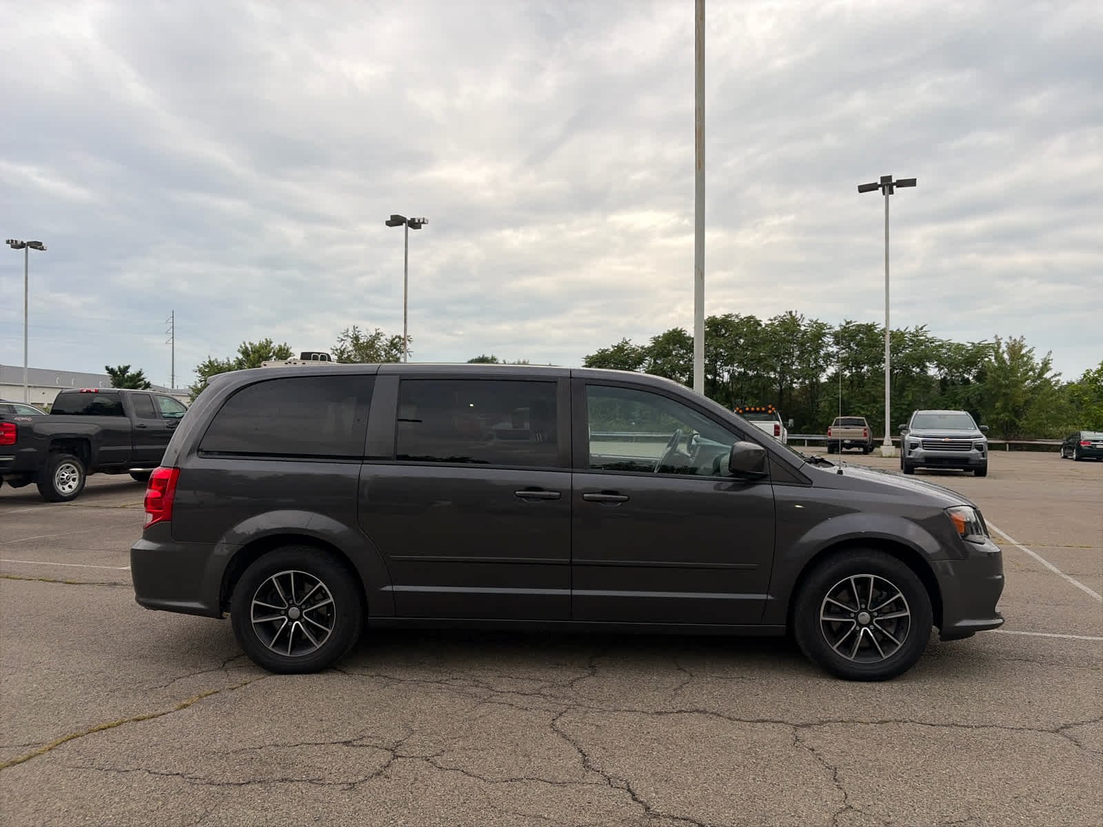 Used 2017 Granite Pearlcoat Dodge SE Plus image 3