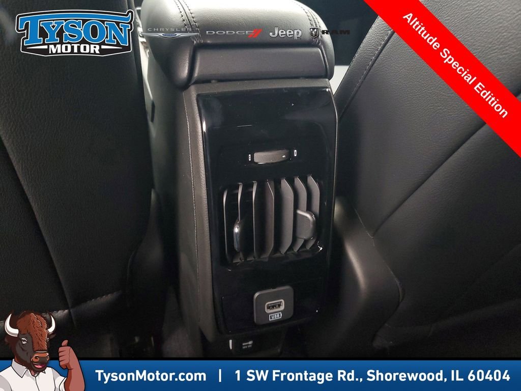 New 2026 Diamond Black Crystal Pearlcoat Jeep Latitude image 12