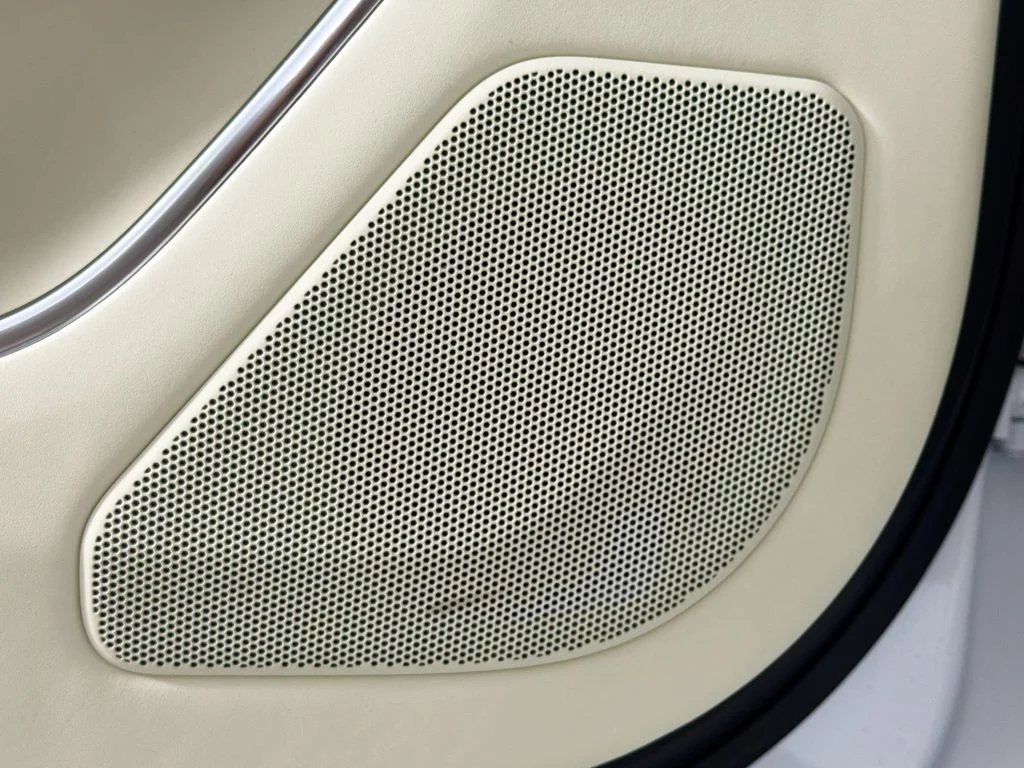 New 2026 Ostuni Pearl White Land Rover SE image 19