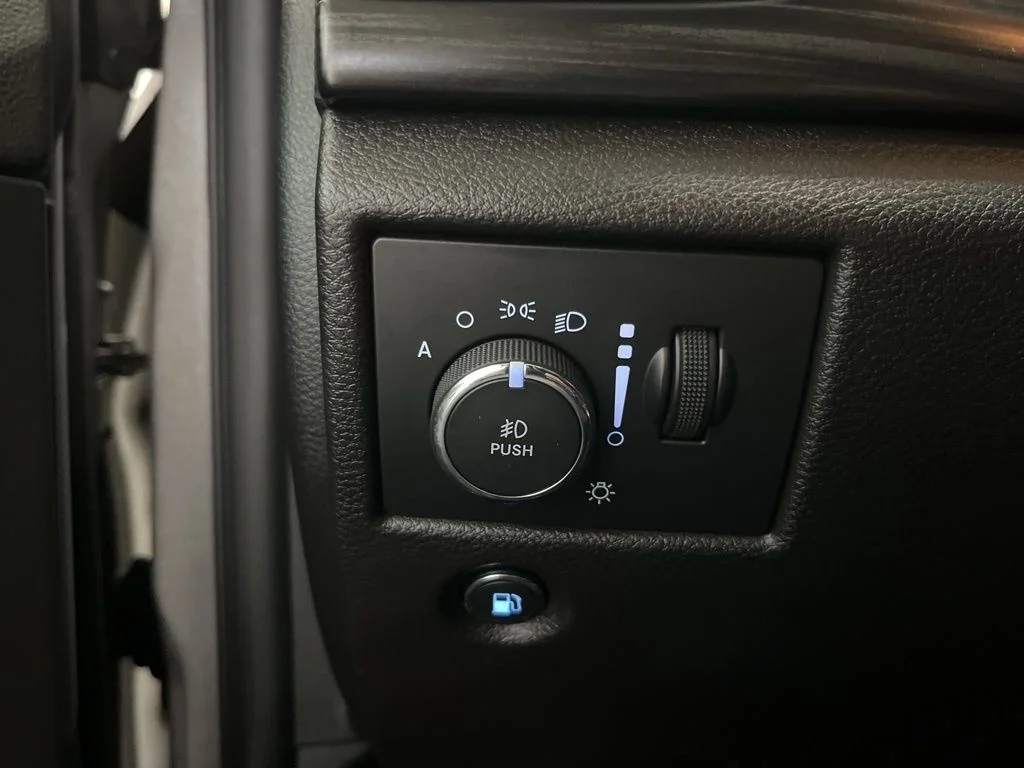 Used 2019 Billet Silver Metallic Clearcoat Jeep Altitude image 14