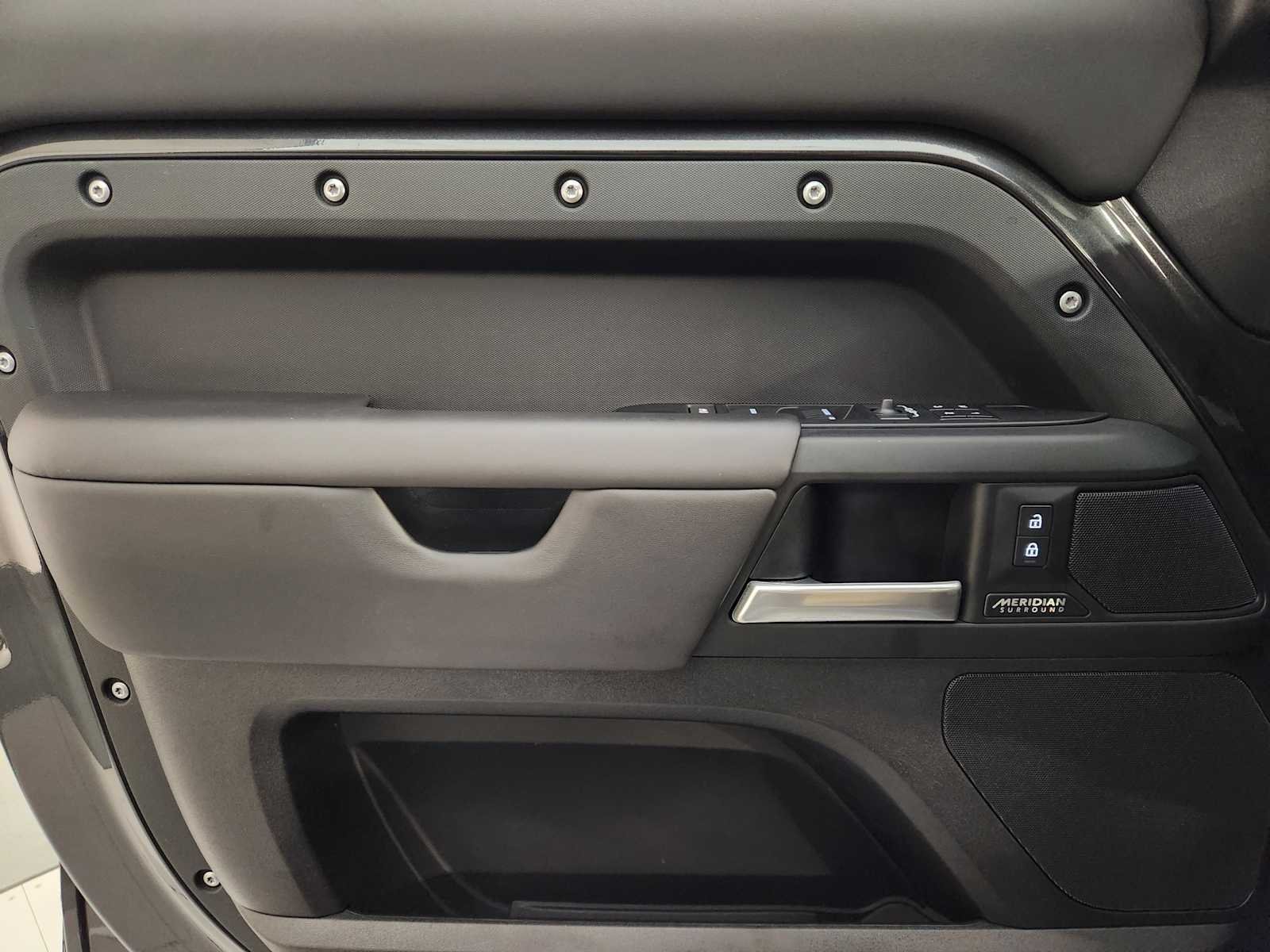 2025 Land Rover Defender X-Dynamic SE - Photo 40