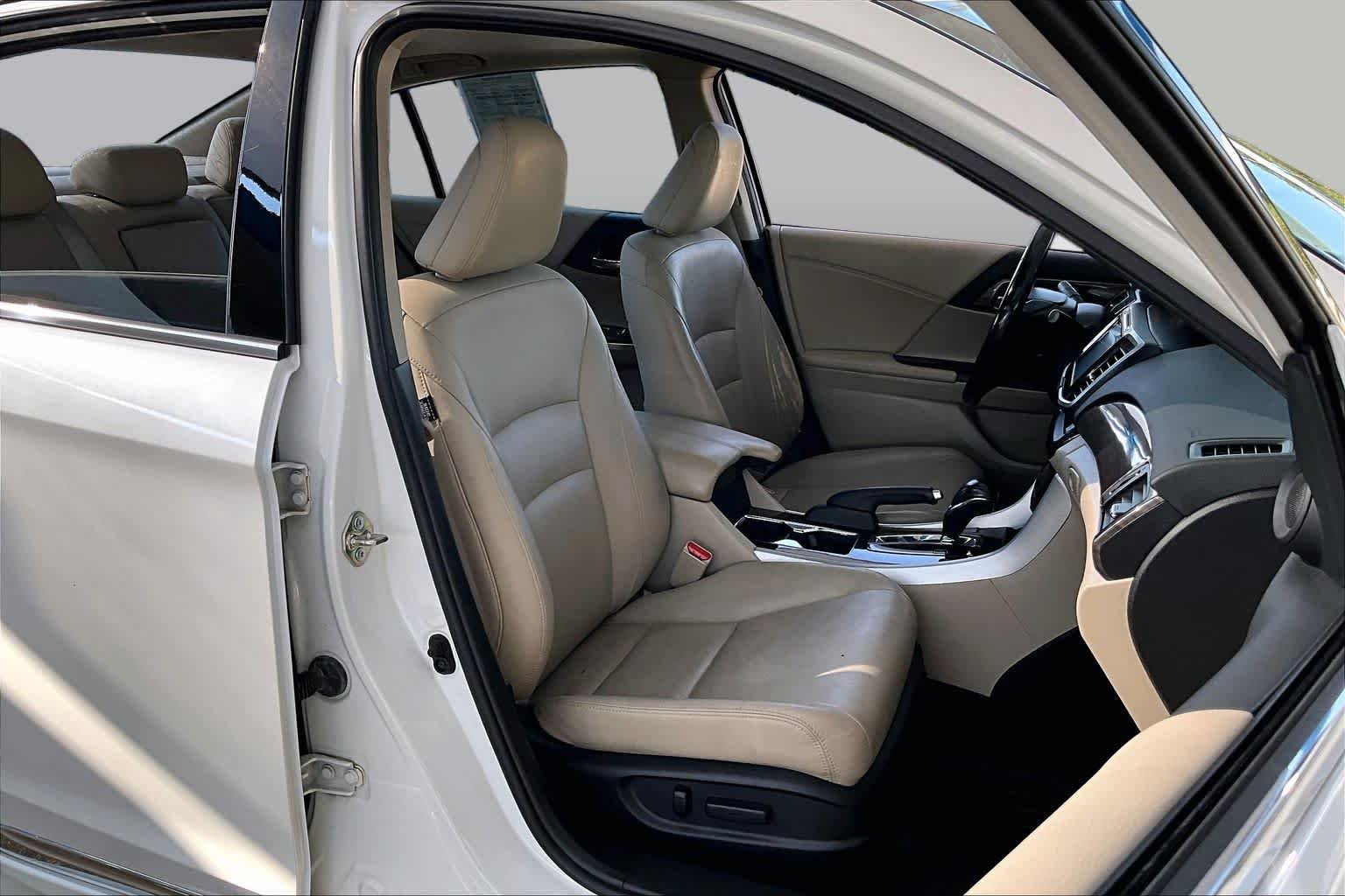 Used 2017 White Orchid Pearl Honda Touring image 9