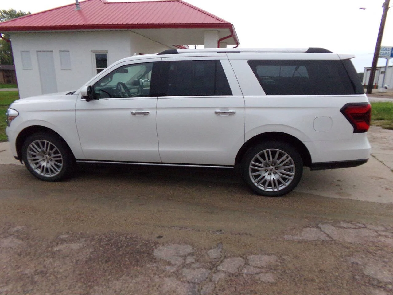Used 2024 Oxford White Ford Limited 4x4 4dr SUV image 8