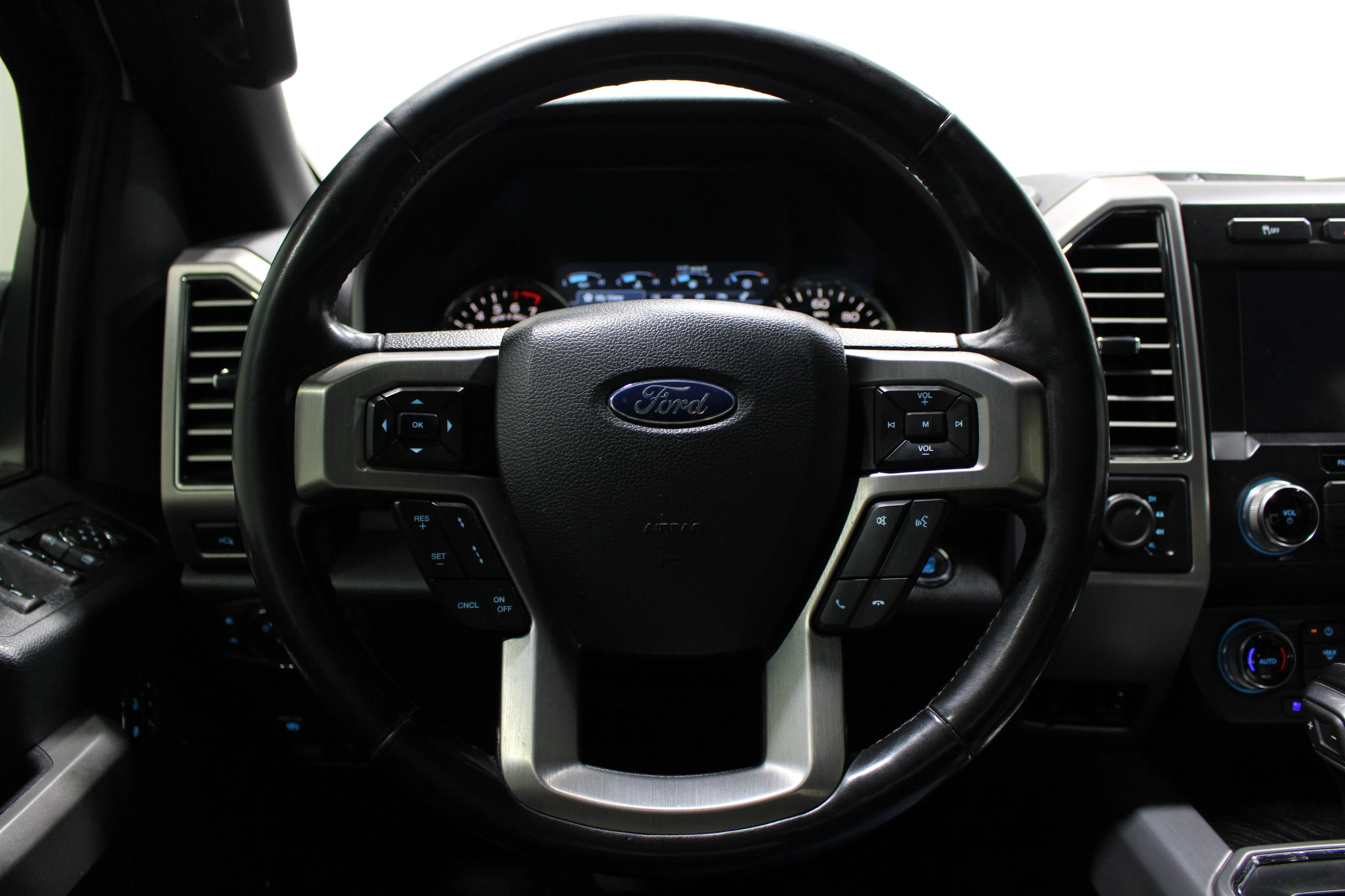 Used 2019 White Platinum Metallic Tri-Coat Ford Platinum image 11