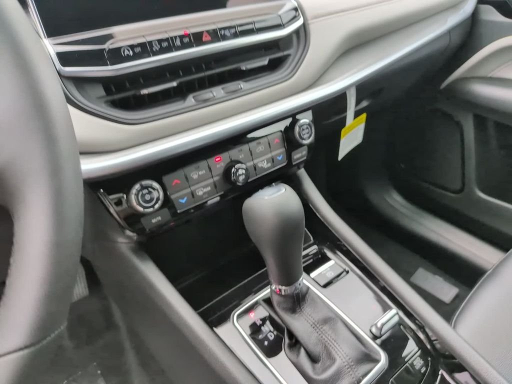 New 2026 Bright White Clear-Coat Exterior Paint Jeep Limited image 25