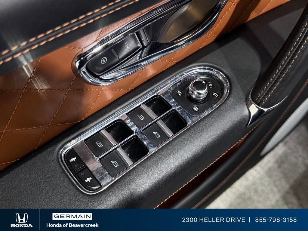 Used 2018 Porcelain Metallic Bentley W12 image 19