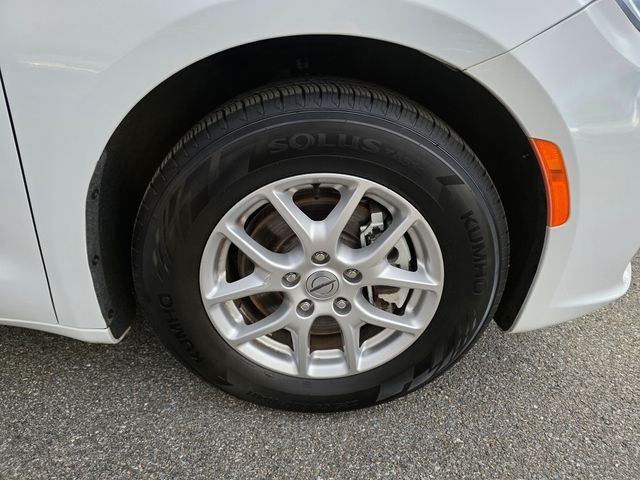 Used 2023 Bright White Clearcoat Chrysler Touring L image 13