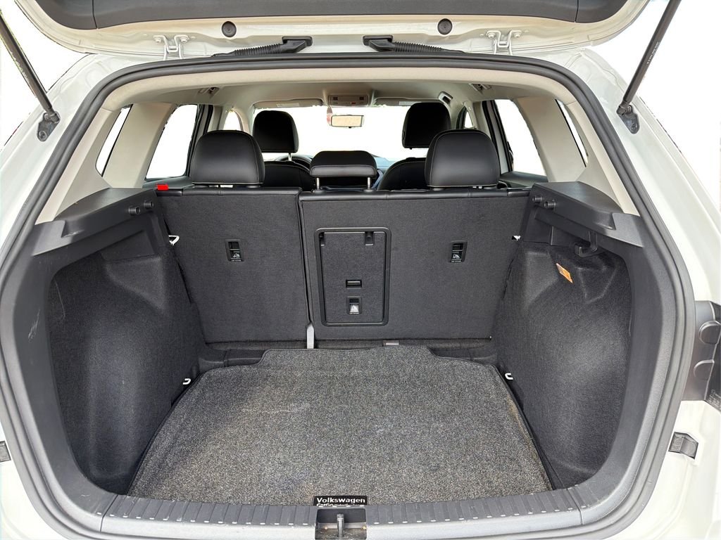 Used 2022 Pure White Volkswagen SE image 13