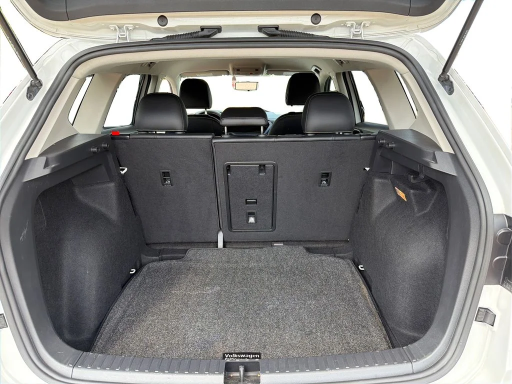 Used 2022 Pure White Volkswagen SE image 13