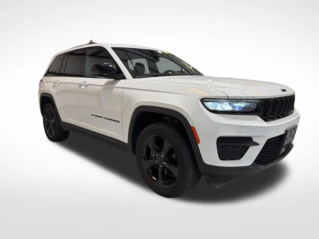Used 2023 White Jeep Altitude X image 3