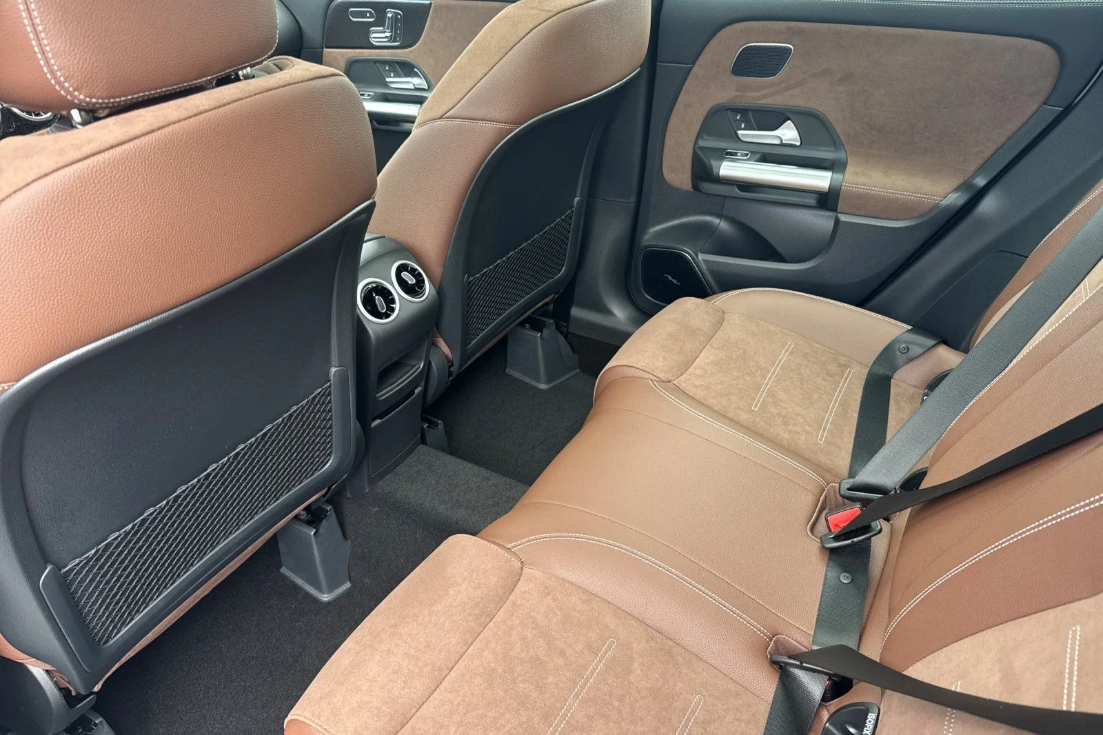 New 2026 Cirrus Silver Metallic Mercedes-Benz GLA 35 AMG® image 9