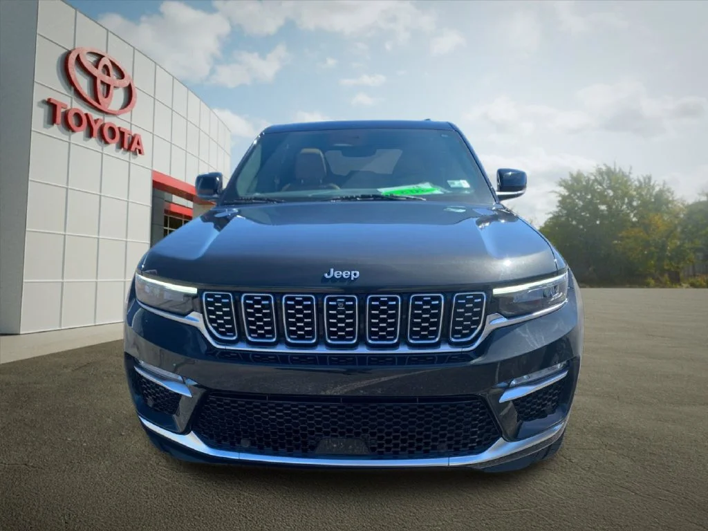Used 2023  Jeep Summit Reserve image 8