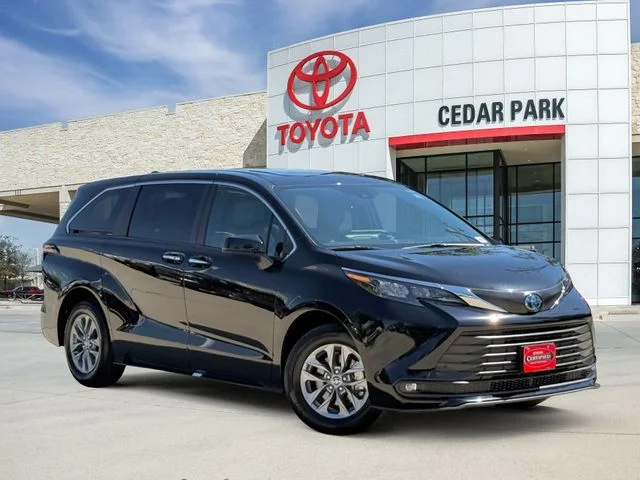 2025 Toyota Sienna XLE 8-Passenger Hybrid FWD's photo