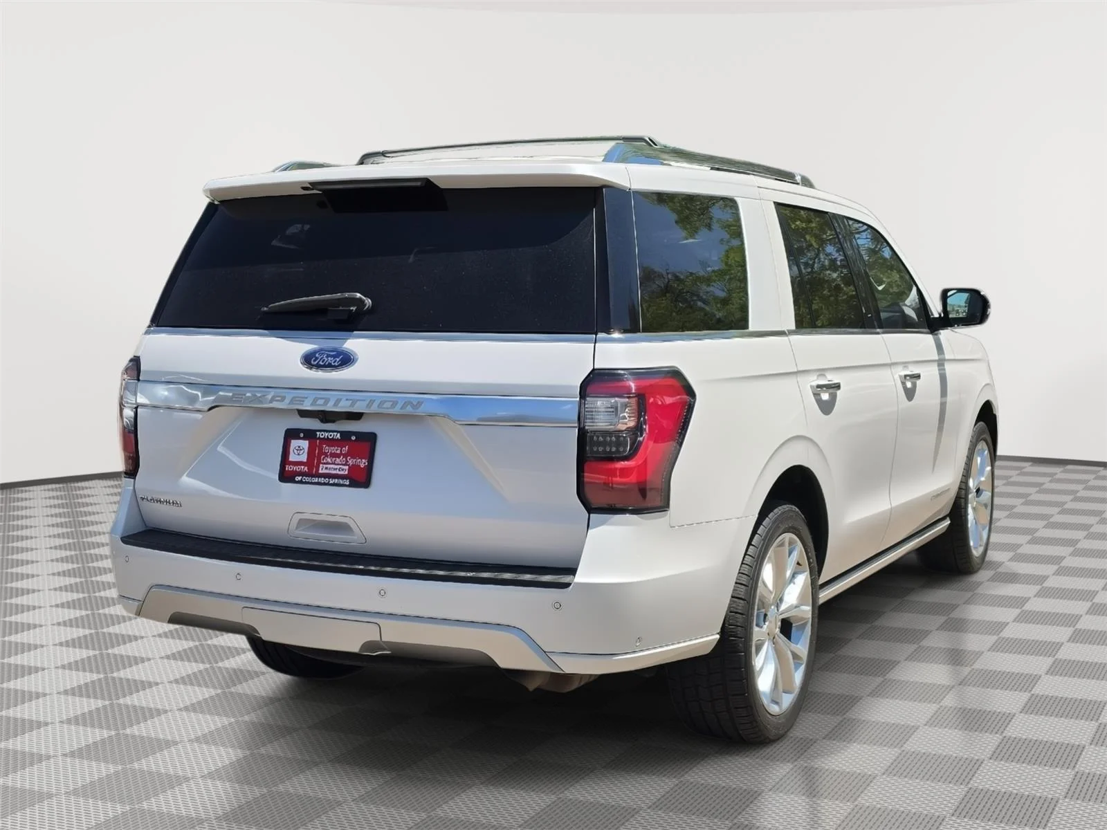 Used 2019 White Platinum Metallic Tri-Coat Ford Platinum image 14