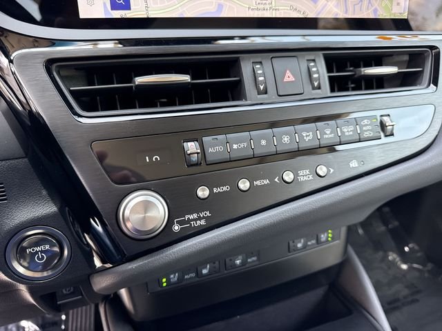 2025 Lexus ES Hybrid 300h - Photo 19