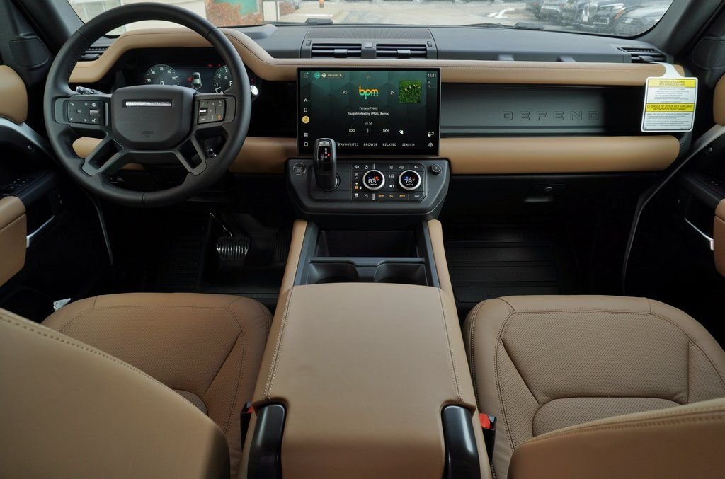 Used 2026 White Land Rover X-Dynamic SE image 11