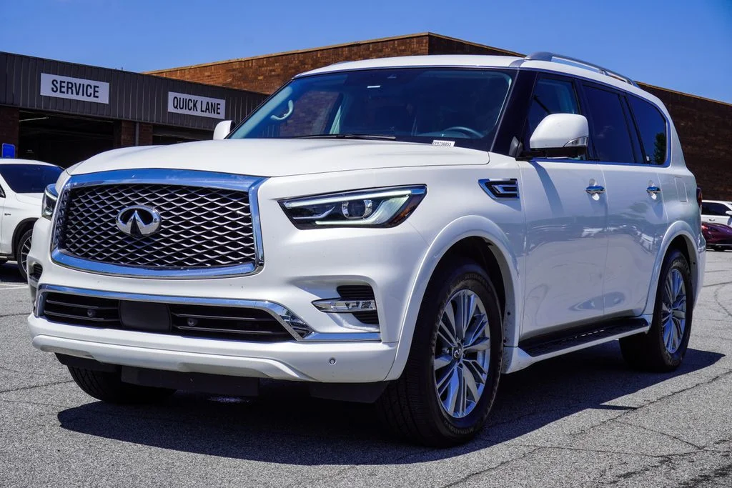 Used 2023 White INFINITI LUXE image 4