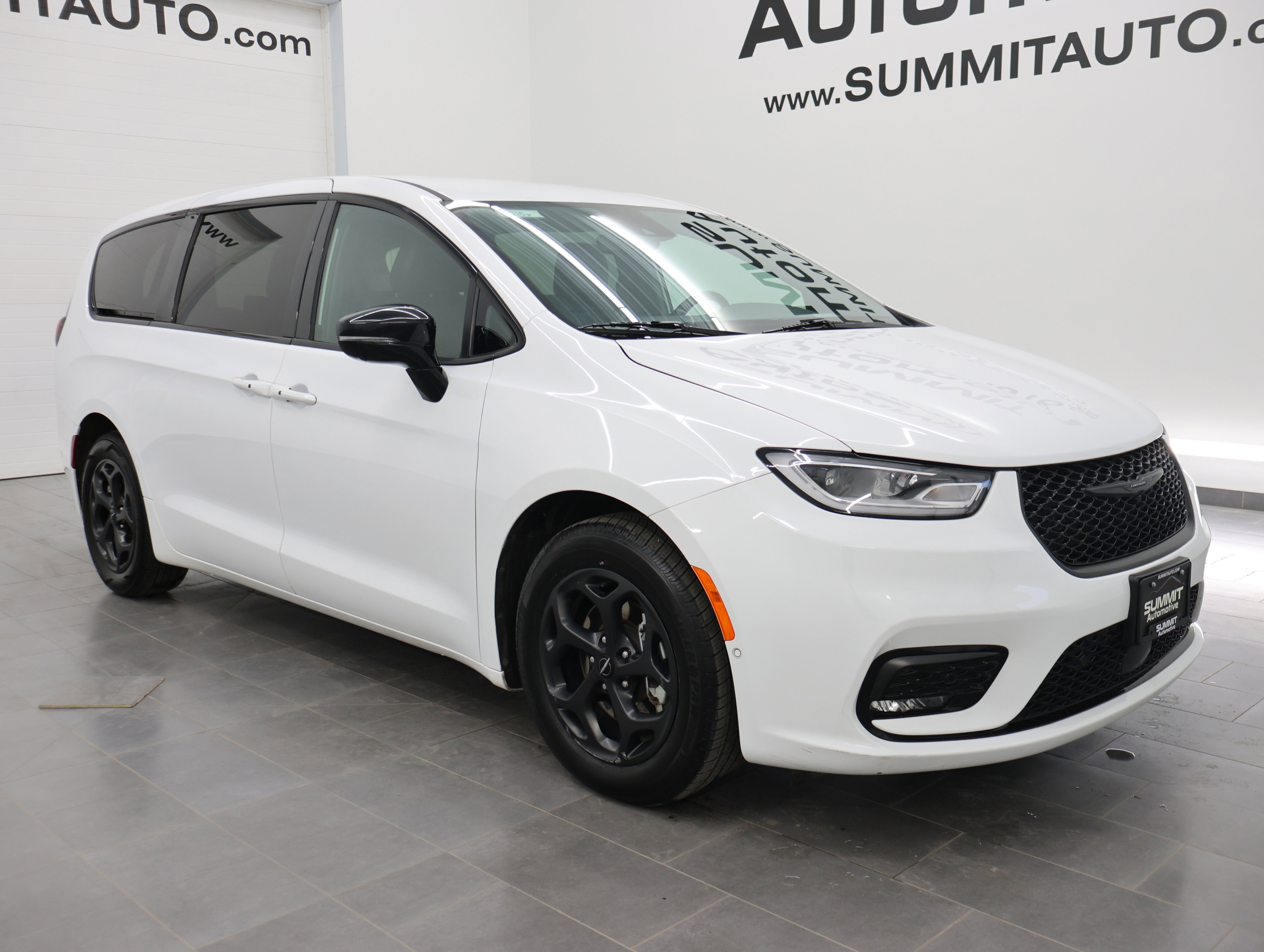 Used 2024 Chrysler Pacifica PHEV Select with VIN 2C4RC1S72RR156557 for sale in Fond du Lac, WI