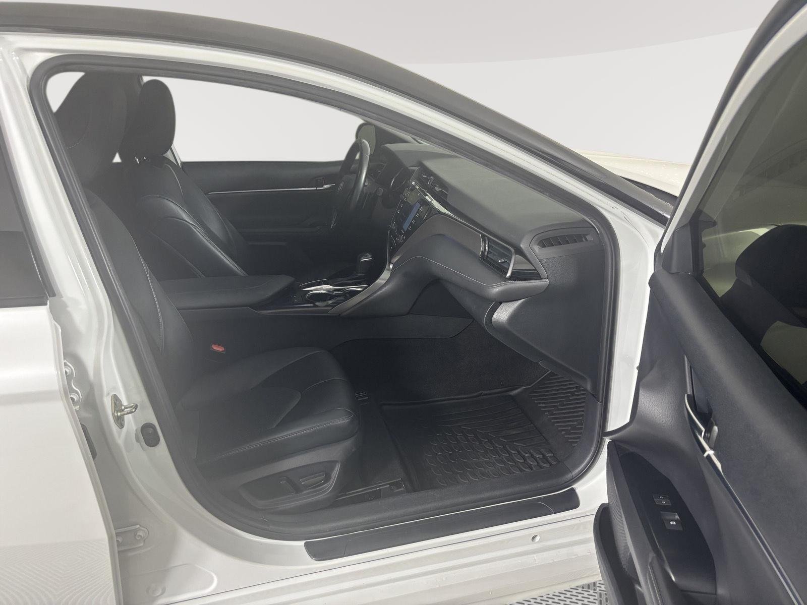 Used 2019 Wind Chill Pearl w/Midnight Black Metallic Roof Toyota XSE V6 image 18