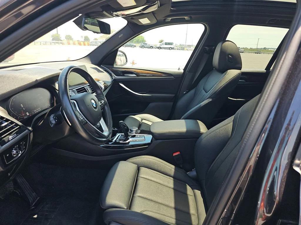 Used 2021 Gray BMW xDrive30i image 2