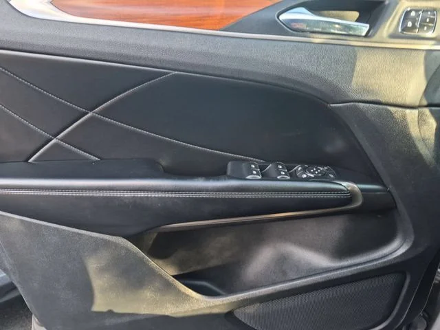 Used 2017 Silver Lincoln Reserve image 12