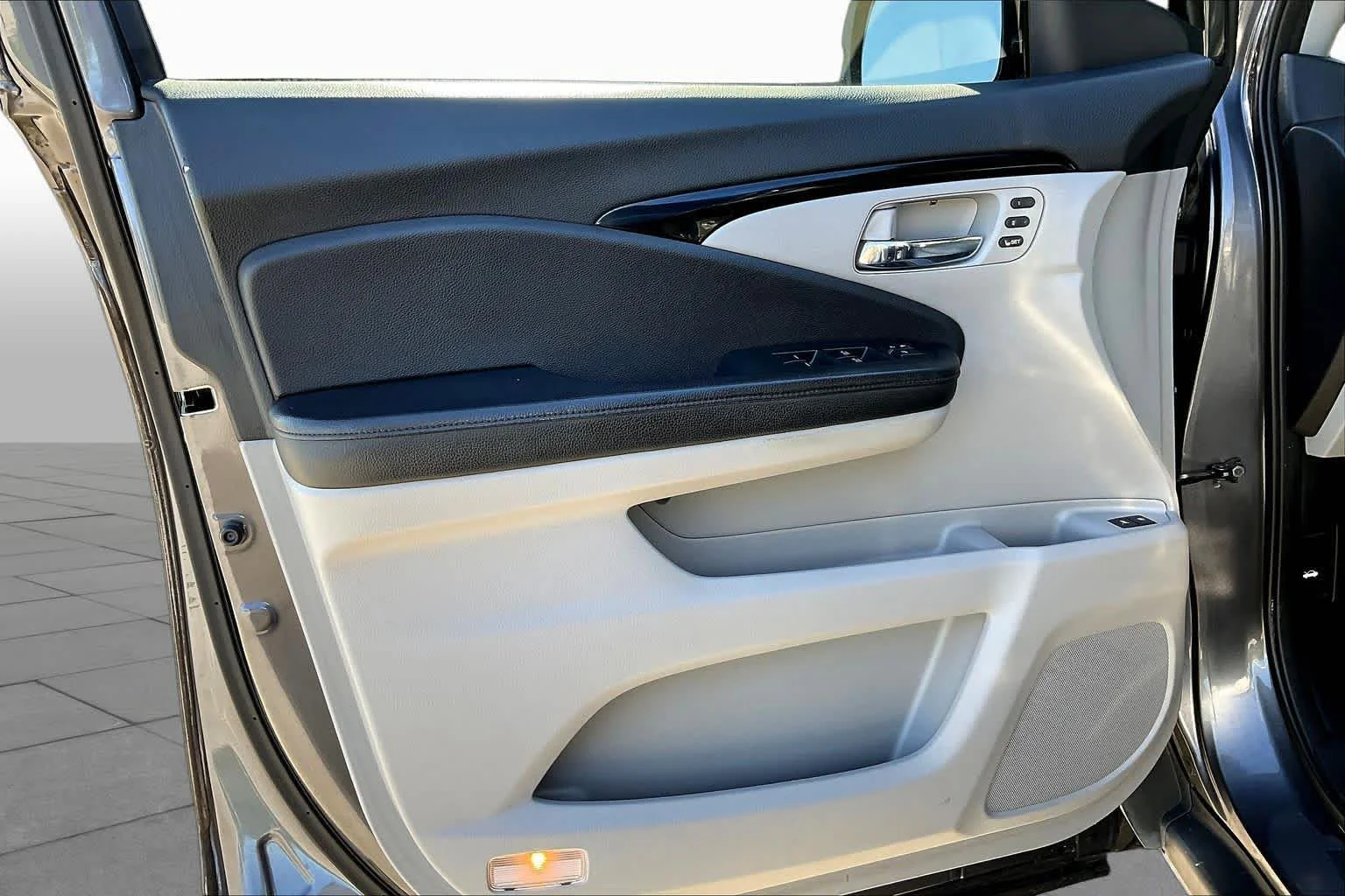 Used 2017 Lunar Silver Metallic Honda Touring image 21