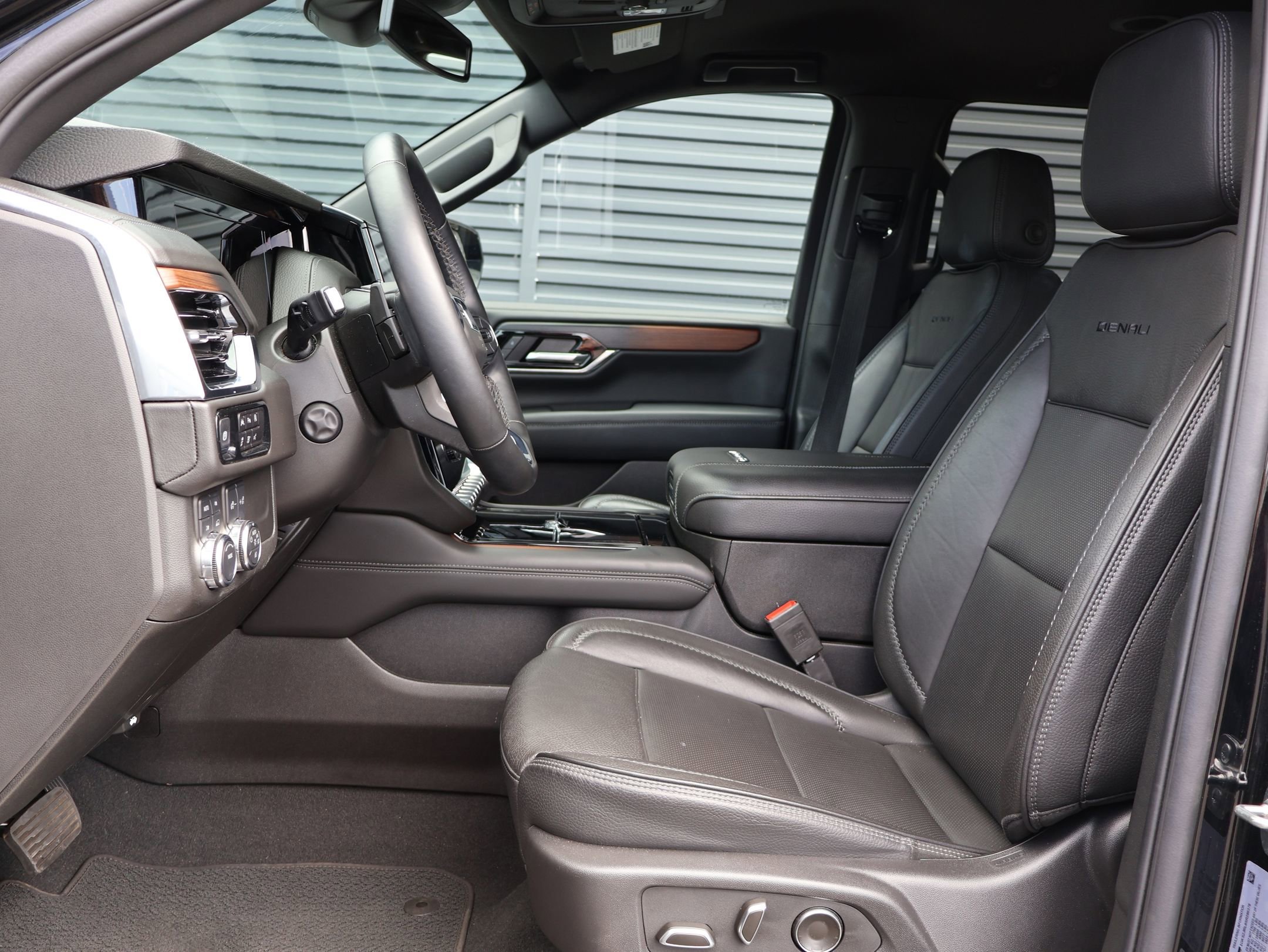 Used 2025 Onyx Black GMC Denali image 19
