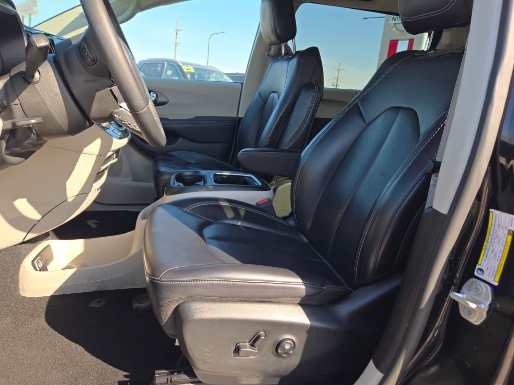 Used 2024 Black Chrysler Select image 23