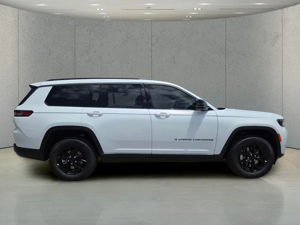 New 2026 Bright White Clear-Coat Exterior Paint Jeep Laredo Altitude image 3