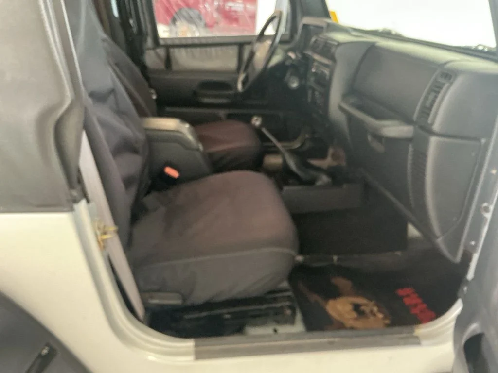 Used 2005 Bright Silver Metallic Clearcoat Jeep X image 19