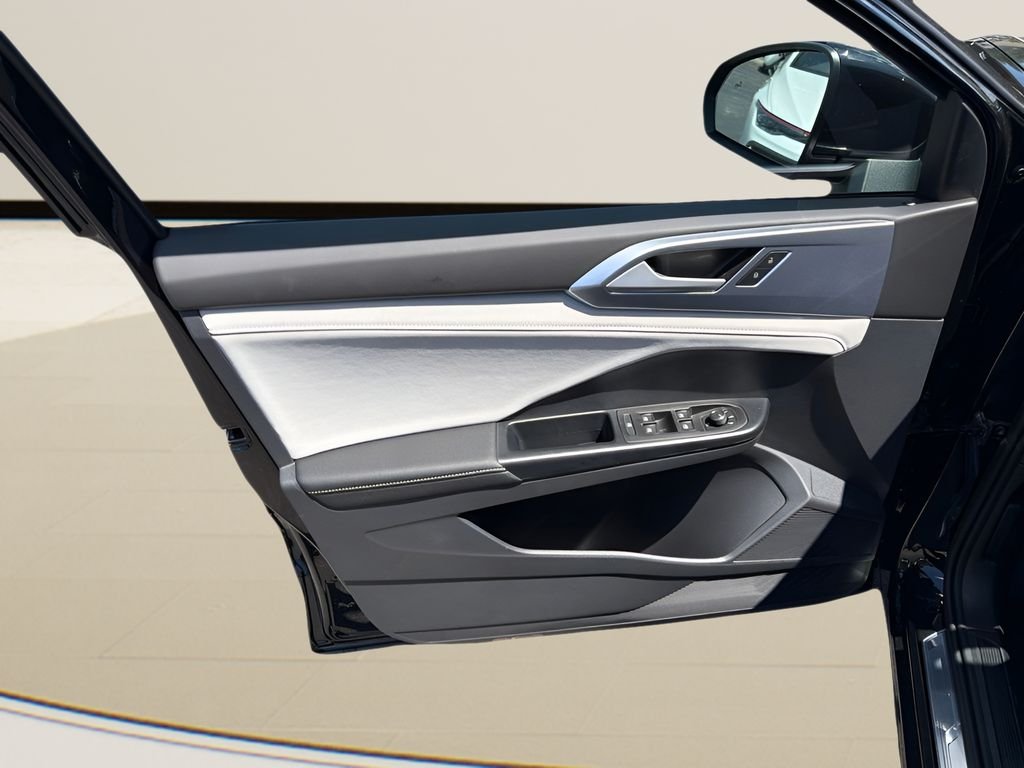 New 2026 Deep Black Pearl Volkswagen 1.5T SE image 10