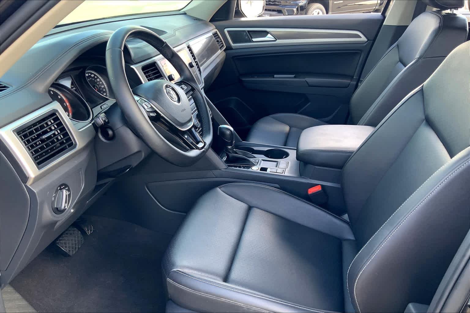 Used 2018 Deep Black Pearl Volkswagen 3.6L V6 SE w/Technology image 17