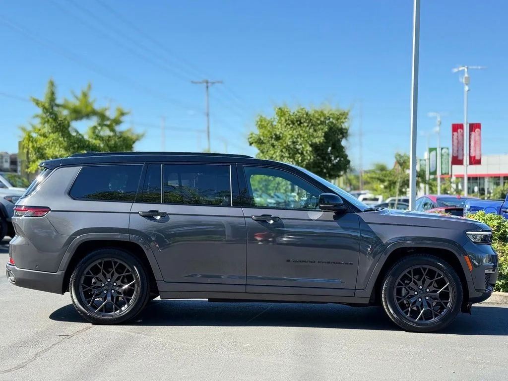 Used 2025 Gray Jeep Summit image 6