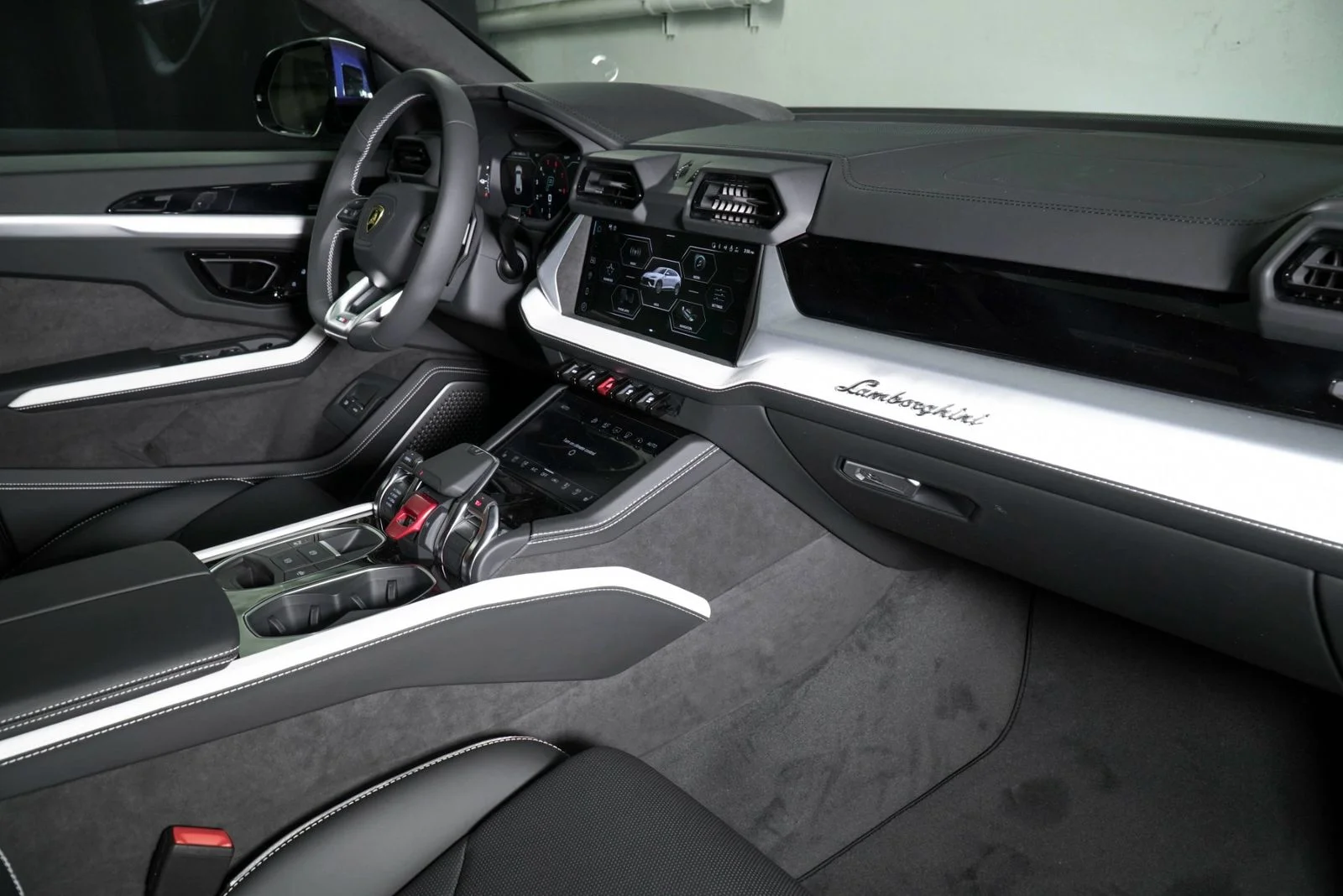 Used 2025  Lamborghini  image 21