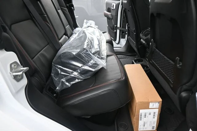 New 2026 Bright White Clear-Coat Exterior Paint Jeep Rubicon X image 24