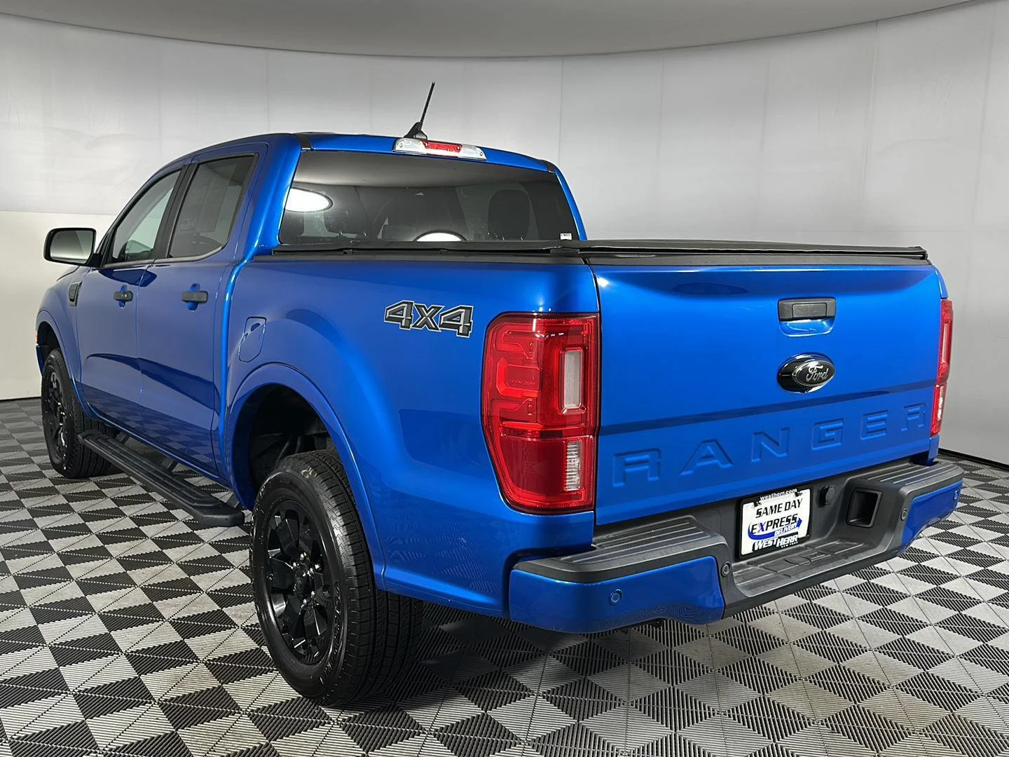 Used 2022 Velocity Blue Ford XLT image 4