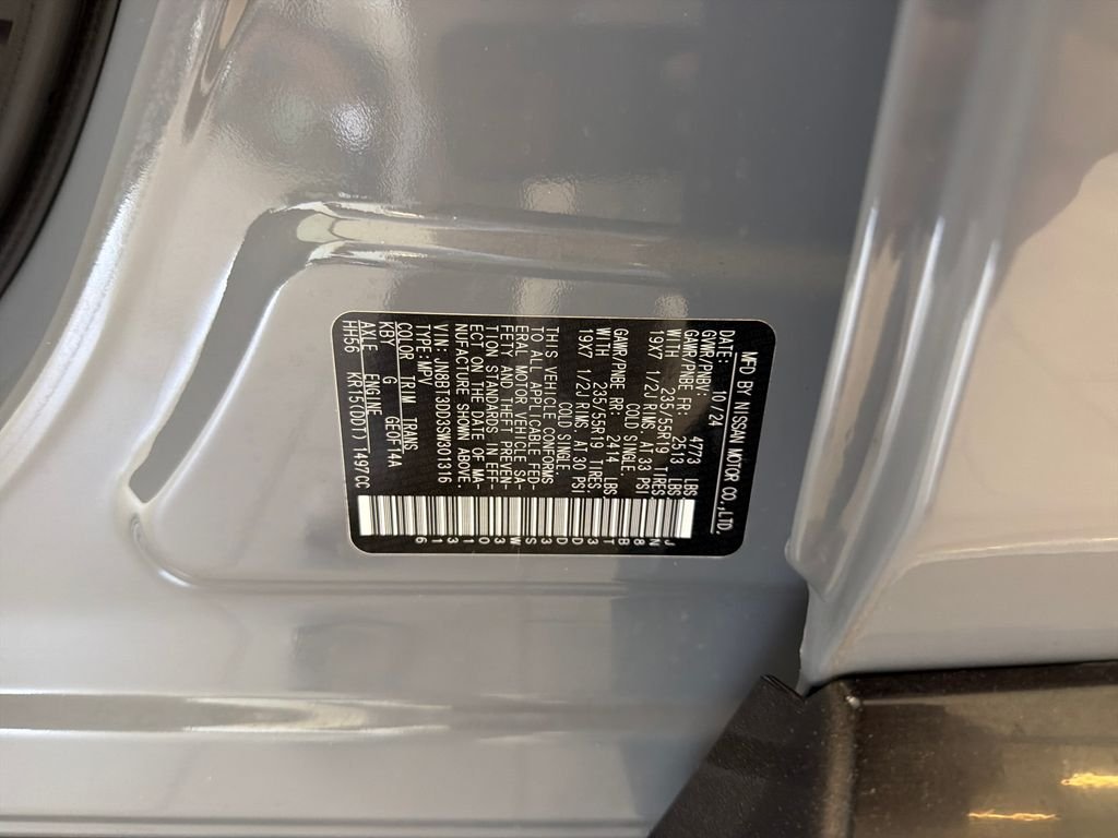 Used 2025 Gray Nissan Platinum image 12