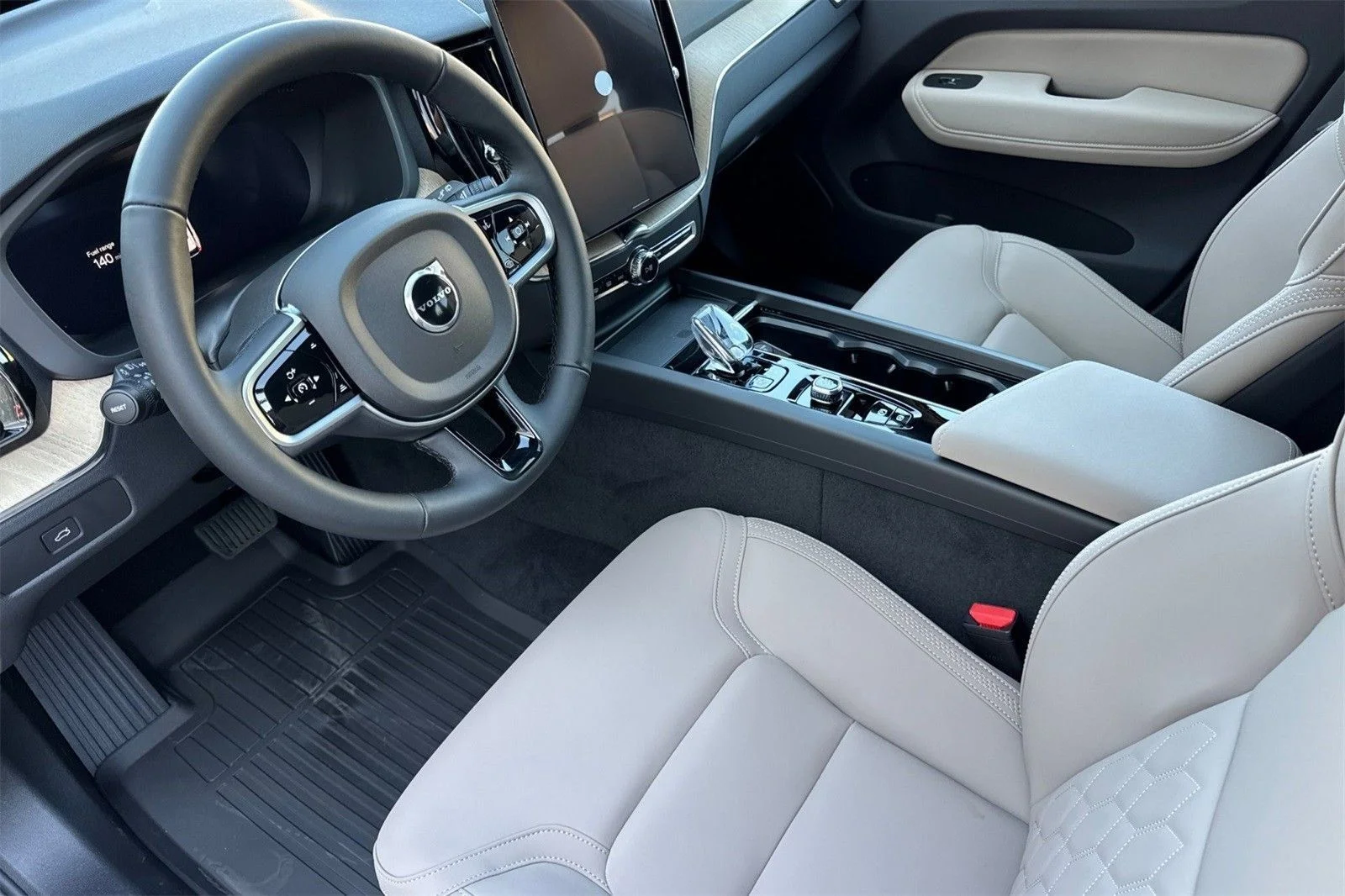 2026 Volvo XC60 Plus - Photo 13