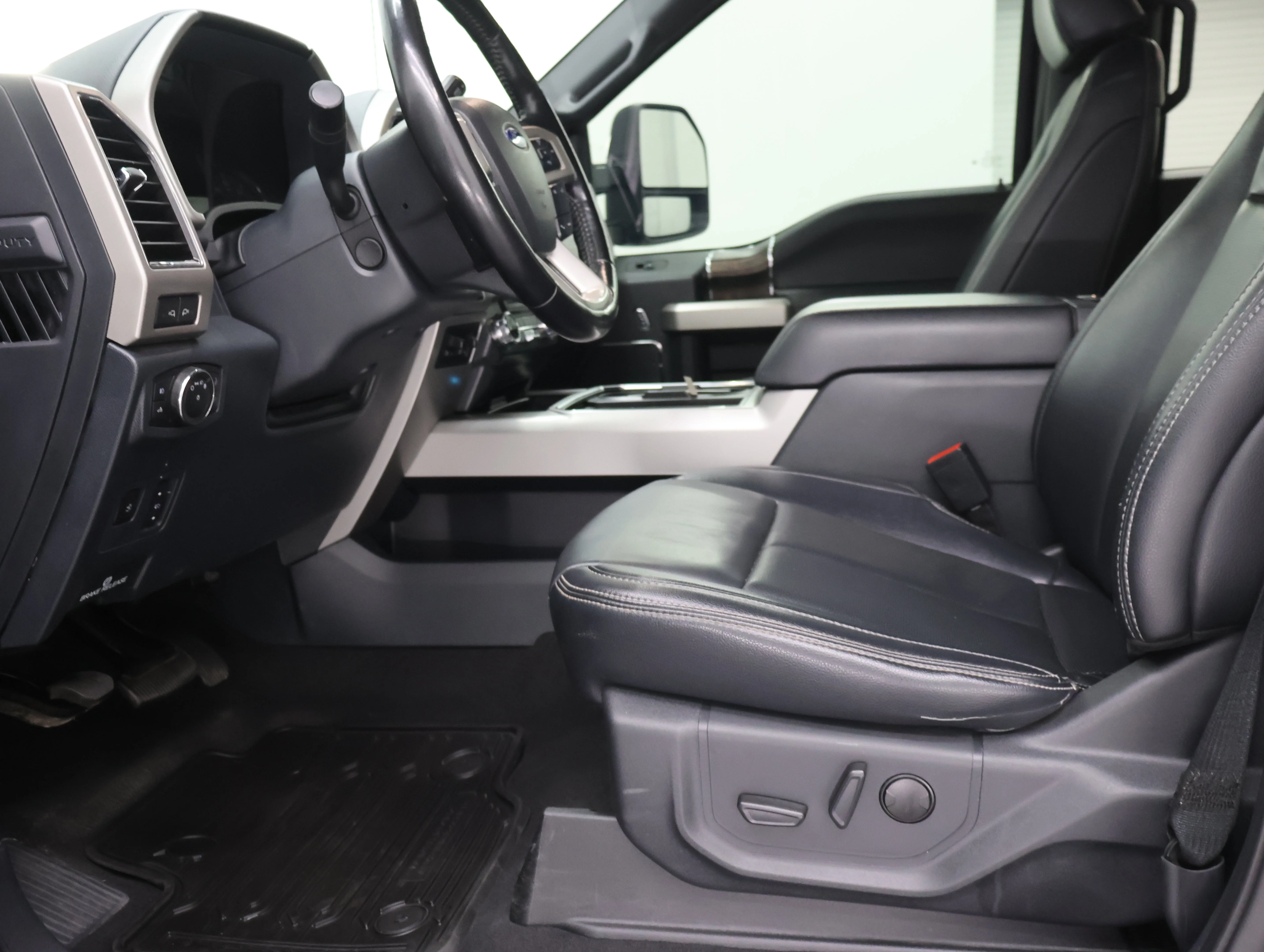 Used 2022 Agate Black Metallic Ford Lariat image 8