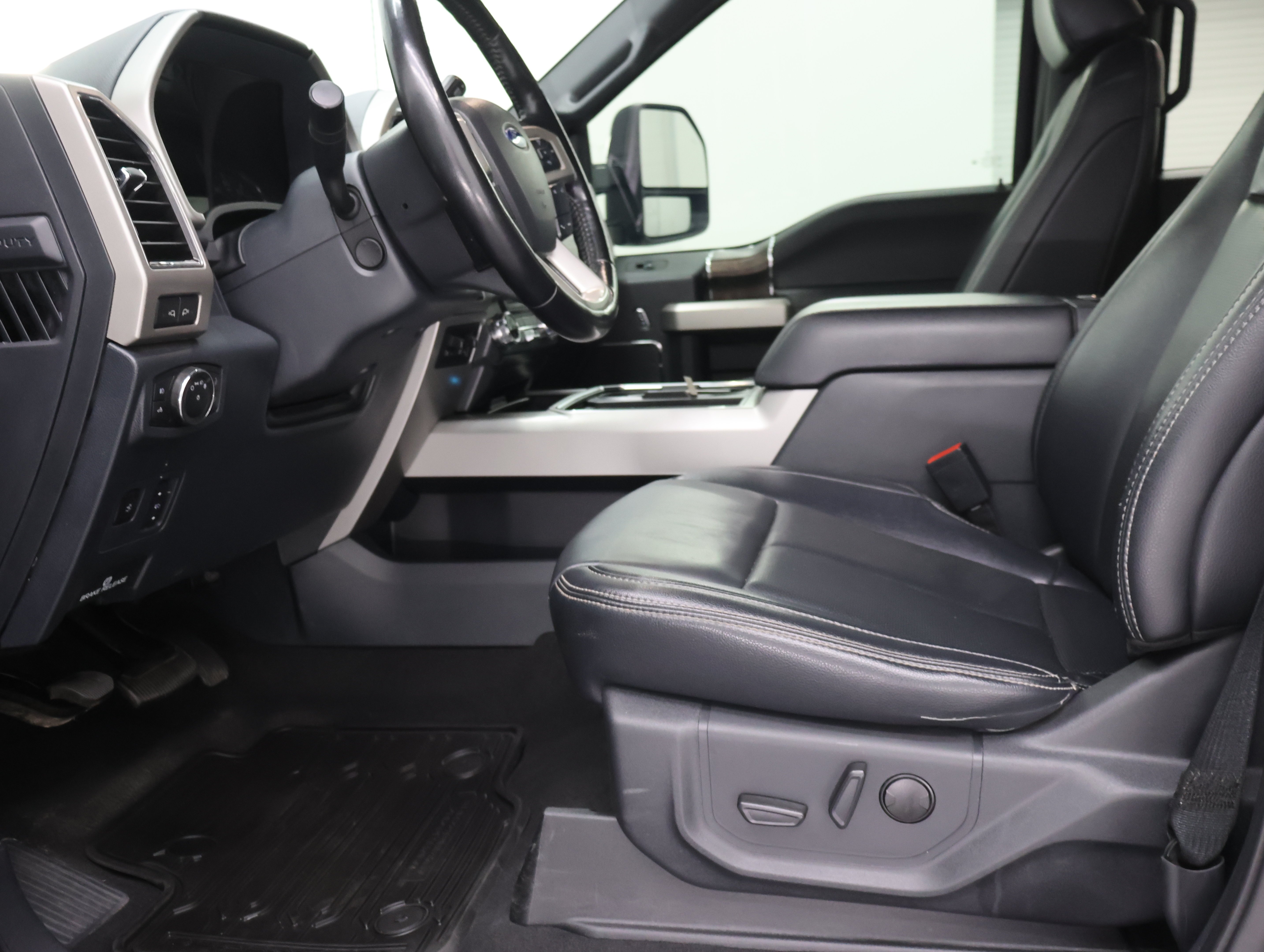 Used 2022 Agate Black Metallic Ford 4x4 Crew Cab Lariat w/Fx4: CREW-SHORT-LARIAT ULTIMATE-BLACK-FX4-6.7L DIESEL-NAV-PANO image 8