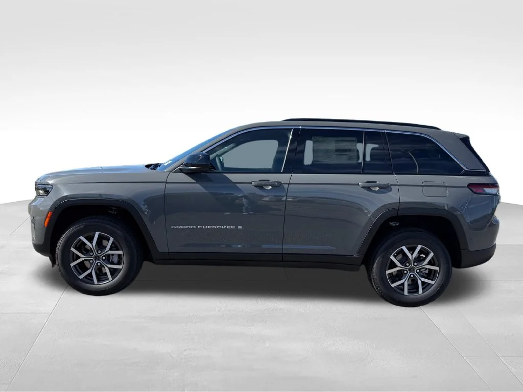 New 2027 Sting-Gray Clear-Coat Paint Jeep Laredo image 2