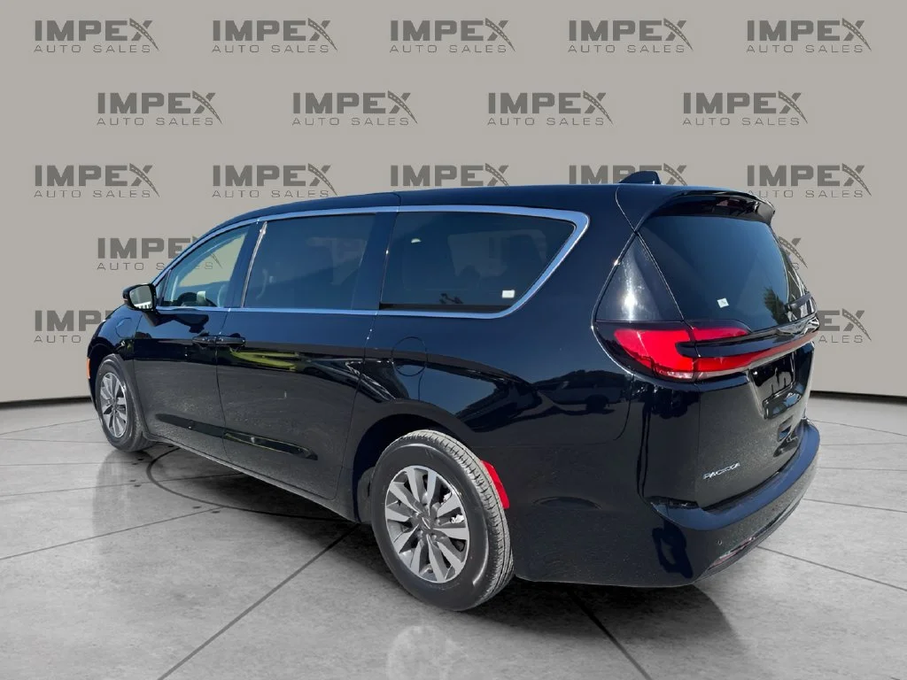 Used 2024 Black Chrysler Select image 3